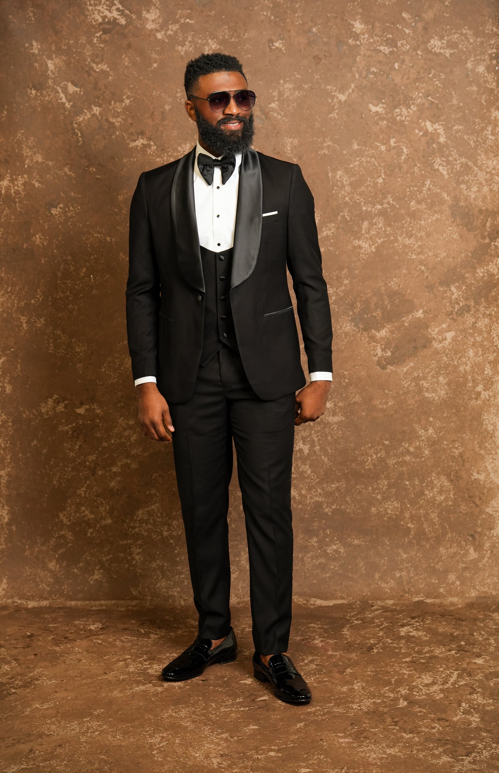 Man wearing a black Smoking Noire Tuxedo for Men